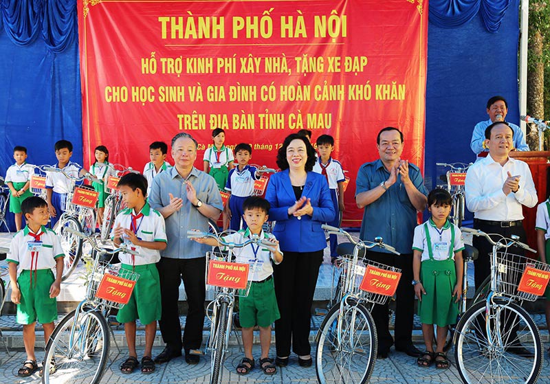 Đoàn đại biểu TP Hà Nội dâng hương tưởng nhớ Chủ tịch Hồ Chí Minh tại Cà Mau - Ảnh 3