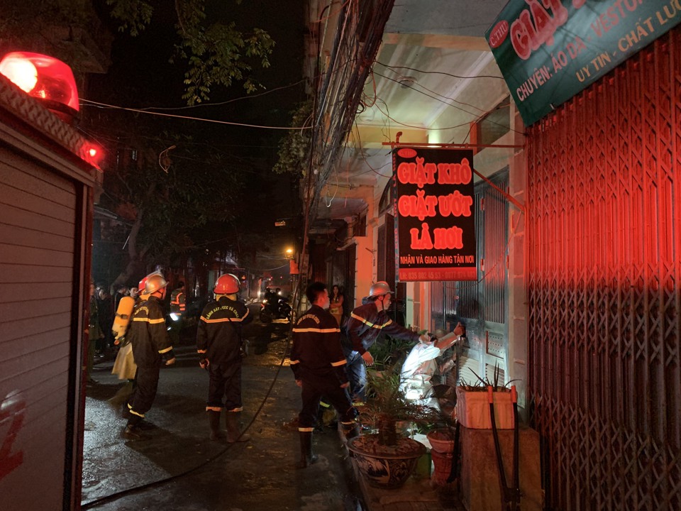 Hà Nội: Ngôi nhà bốc cháy trong đêm, cảnh sát hướng dẫn 6 người thoát nạn - Ảnh 1
