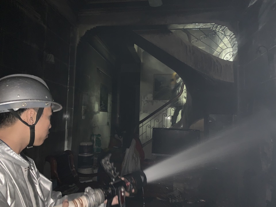 Hà Nội: Ngôi nhà bốc cháy trong đêm, cảnh sát hướng dẫn 6 người thoát nạn - Ảnh 2