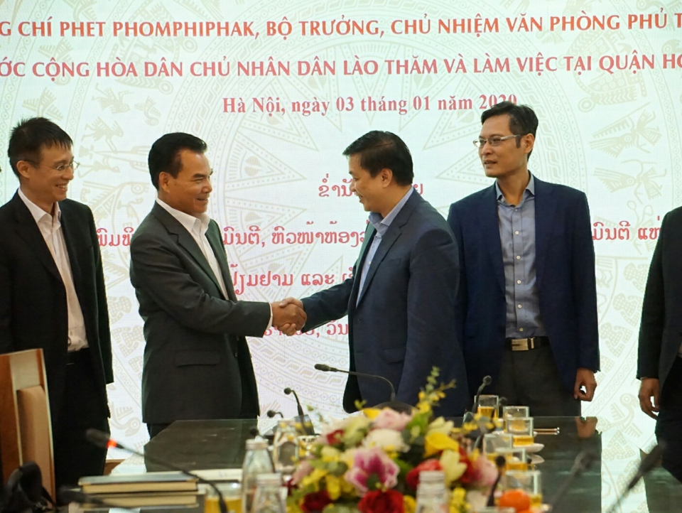 Đoàn công tác CHDCND Lào tìm hiểu cơ chế một cửa tại quận Hoàn Kiếm - Ảnh 2