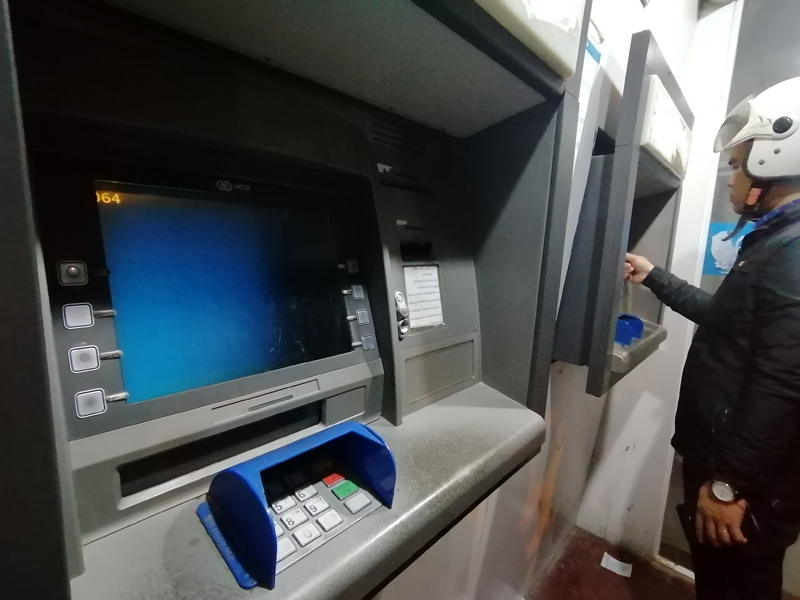 Hà Nội: Công nhân khu công nghiệp chen chúc hàng giờ để rút tiền ATM tiêu Tết - Ảnh 11