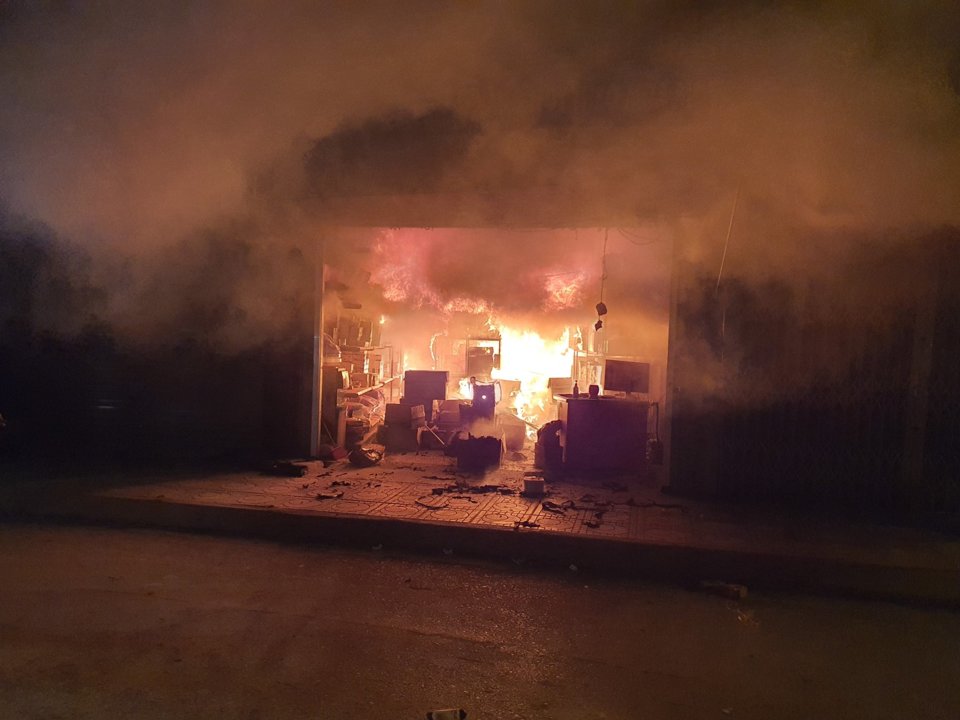 Hà Nội: Điều tra nguyên nhân vụ cháy nhiều ki-ốt ở quận Hà Đông - Ảnh 2