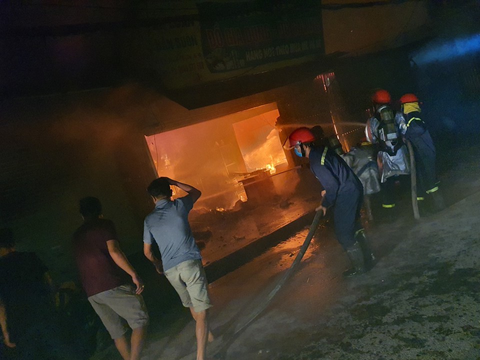 Hà Nội: Điều tra nguyên nhân vụ cháy nhiều ki-ốt ở quận Hà Đông - Ảnh 3