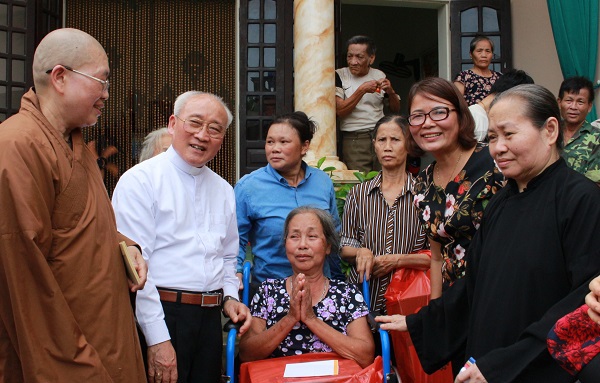 Các tổ chức tôn giáo Hà Nội hỗ trợ người dân huyện Quốc Oai, Chương Mỹ - Ảnh 1