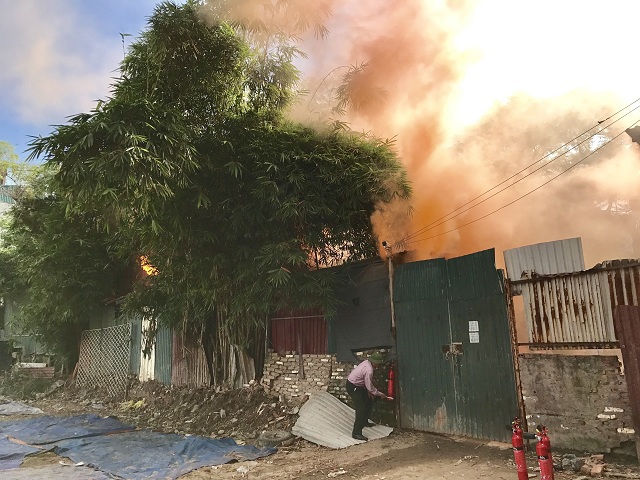 "Cháy" liên tiếp 3 nhà liền kề, cứu người bị mắc kẹt tại đám cháy phường Đội Cấn - Ảnh 1