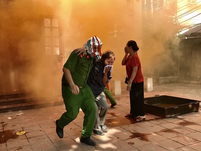 Giải cứu 3 người bị ngạt khói trong đám “cháy” trên đường Hoàng Hoa Thám - Ảnh 3