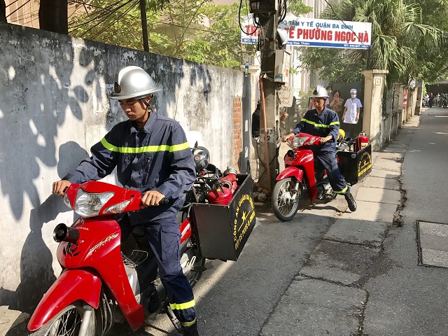 Giải cứu 3 người bị ngạt khói trong đám “cháy” trên đường Hoàng Hoa Thám - Ảnh 7
