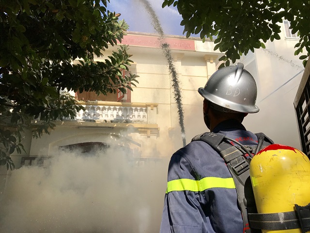 Giải cứu 3 người bị ngạt khói trong đám “cháy” trên đường Hoàng Hoa Thám - Ảnh 9