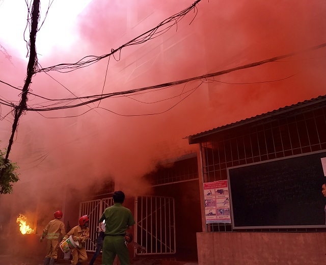 Giả định cứu 10 người mắc kẹt bên trong đám “Cháy” tại đường Phan Đình Phùng - Ảnh 1