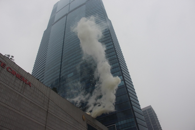 5 người mắc kẹt được giải cứu khi “cháy” ở tòa nhà Landmark Tower - Ảnh 2