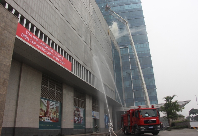 5 người mắc kẹt được giải cứu khi “cháy” ở tòa nhà Landmark Tower - Ảnh 6