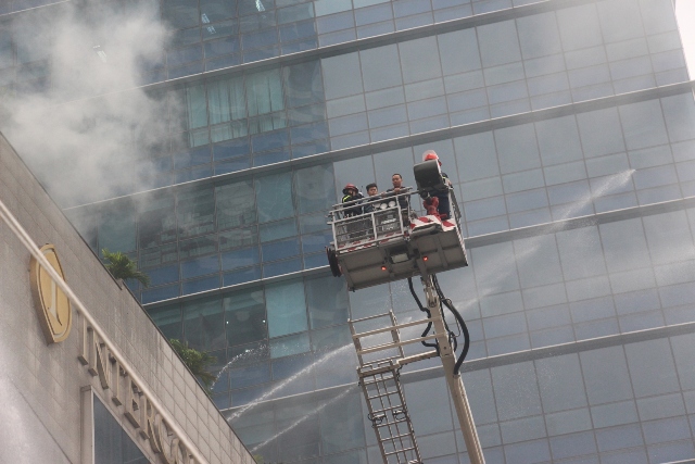 5 người mắc kẹt được giải cứu khi “cháy” ở tòa nhà Landmark Tower - Ảnh 9