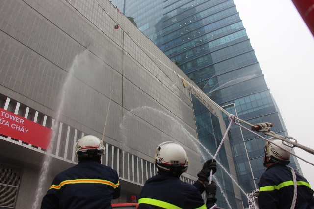 5 người mắc kẹt được giải cứu khi “cháy” ở tòa nhà Landmark Tower - Ảnh 11