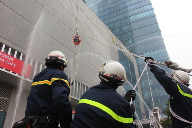5 người mắc kẹt được giải cứu khi “cháy” ở tòa nhà Landmark Tower - Ảnh 12
