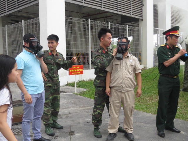 Huyện Thanh Trì tập huấn sử dụng mặt nạ phòng độc - Ảnh 1