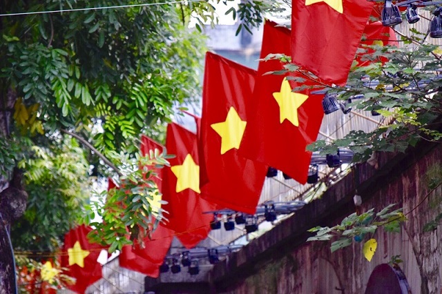 Hà Nội rực rỡ cờ hoa chào mừng 65 năm ngày Giải phóng - Ảnh 6
