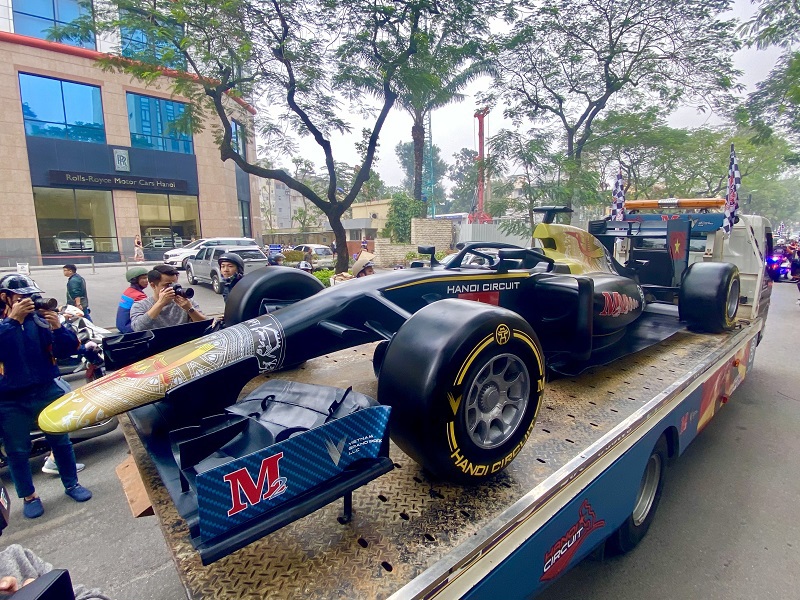 Cận cảnh mô hình xe đua F1 xuất hiện trên phố Hà Nội - Ảnh 1