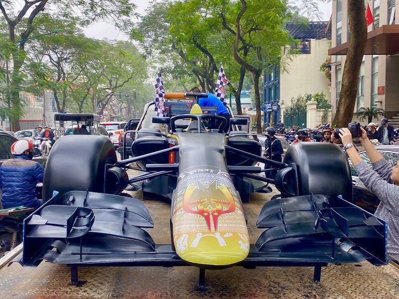 Cận cảnh mô hình xe đua F1 xuất hiện trên phố Hà Nội - Ảnh 2