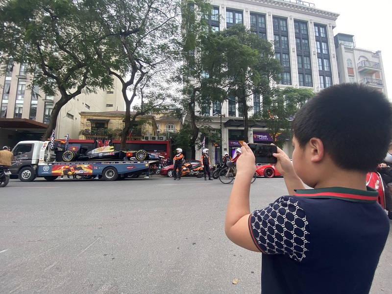 Cận cảnh mô hình xe đua F1 xuất hiện trên phố Hà Nội - Ảnh 12