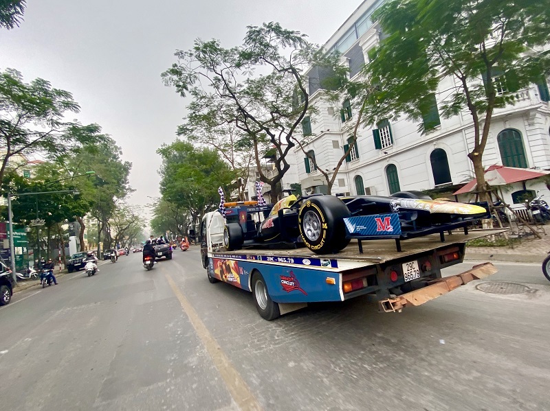 Cận cảnh mô hình xe đua F1 xuất hiện trên phố Hà Nội - Ảnh 10