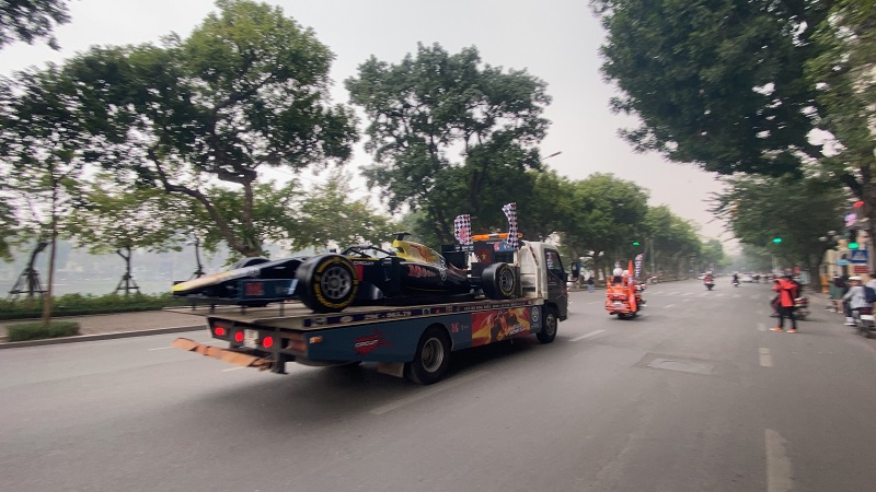 Cận cảnh mô hình xe đua F1 xuất hiện trên phố Hà Nội - Ảnh 11