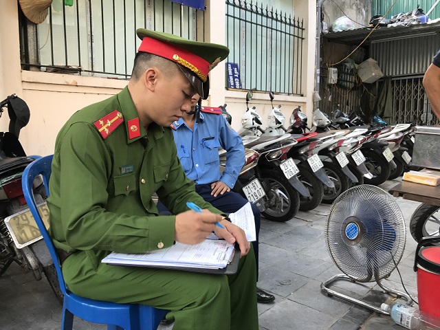 Ra quân xử lý vi phạm trật tự đô thị trên địa bàn quận Hoàn Kiếm - Ảnh 3