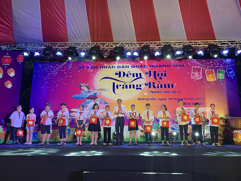 Trẻ em quận Hoàng Mai vui đón Đêm hội Trăng rằm 2019 - Ảnh 1