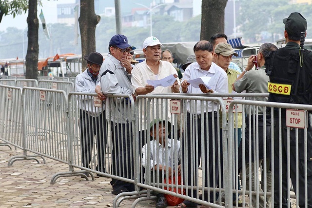 [Ảnh] Hàng trăm thương binh xếp hàng chờ mua vé trận đấu Việt Nam - UAE - Ảnh 2