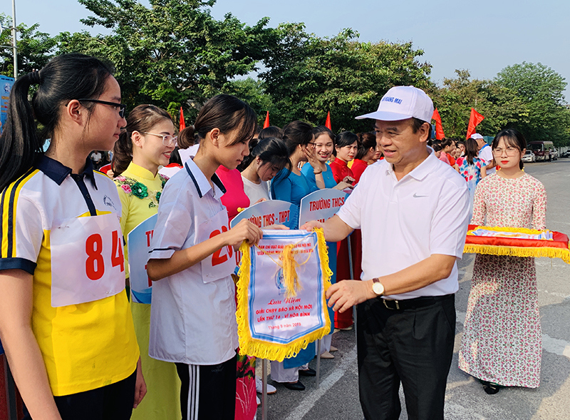 Hơn 500 vận động viên quận Hoàng Mai tham gia giải chạy Báo Hànộimới năm 2019 - Ảnh 1