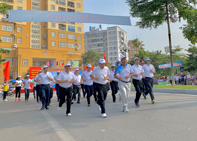 Hơn 500 vận động viên quận Hoàng Mai tham gia giải chạy Báo Hànộimới năm 2019 - Ảnh 2