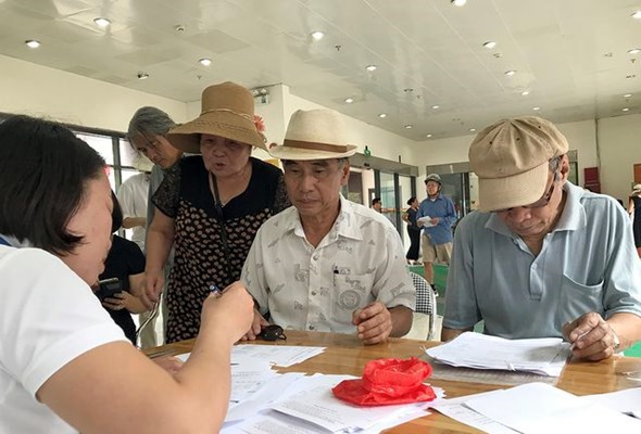Hà Nội: Hàng ngàn người cao tuổi đến làm thẻ miễn phí xe buýt - Ảnh 6