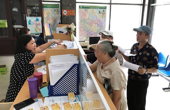 Hà Nội: Hàng ngàn người cao tuổi đến làm thẻ miễn phí xe buýt - Ảnh 4