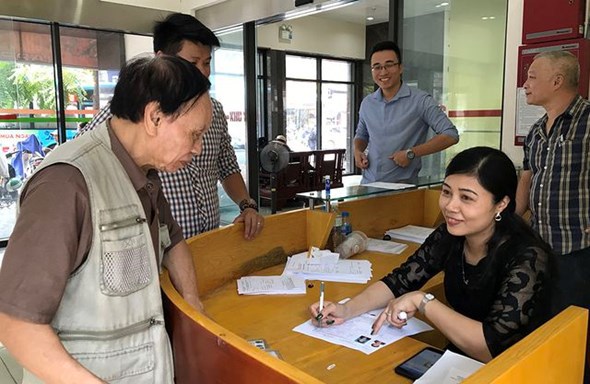 Hà Nội: Hàng ngàn người cao tuổi đến làm thẻ miễn phí xe buýt - Ảnh 3