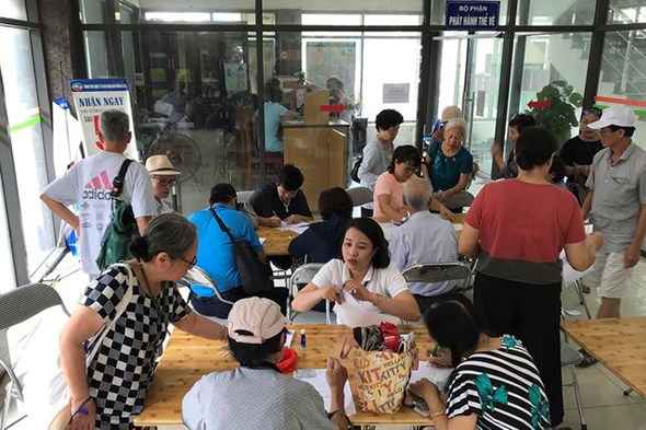 Hà Nội: Hàng ngàn người cao tuổi đến làm thẻ miễn phí xe buýt - Ảnh 1