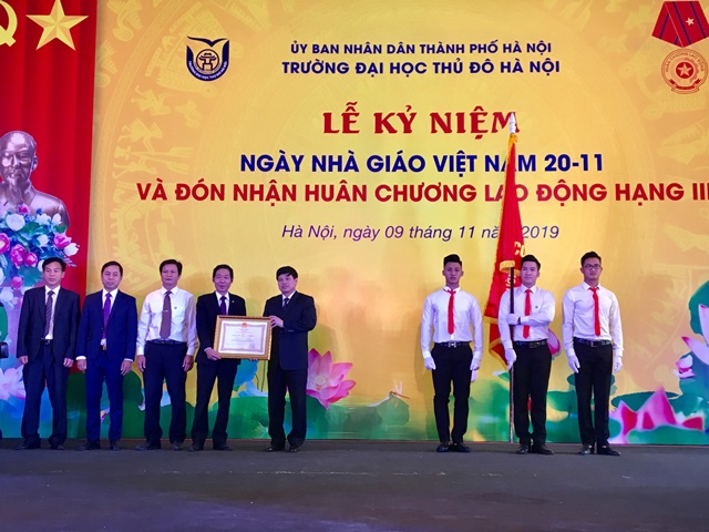 Trường Đại học Thủ đô Hà Nội đón nhận Huân chương Lao động hạng Ba - Ảnh 1