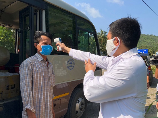 Lập 9 chốt kiểm tra y tế tại các cửa ngõ ra vào tỉnh Quảng Ngãi - Ảnh 1
