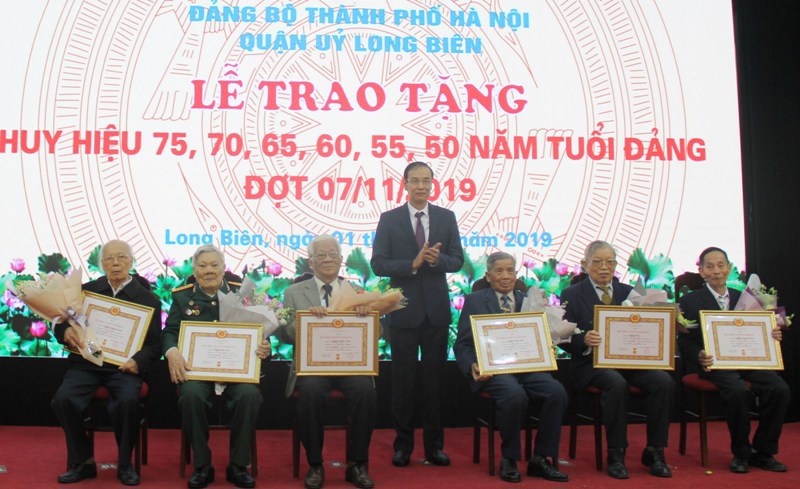 Phó Bí thư Thành ủy Đào Đức Toàn trao Huy hiệu Đảng cho các đảng viên lão thành - Ảnh 1