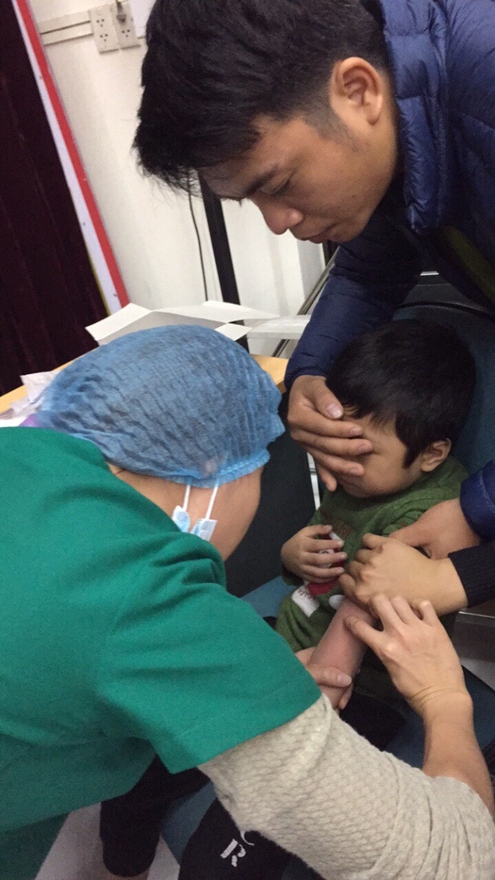 Thêm hơn 350 trẻ ở Bắc Ninh về Hà Nội xét nghiệm sau khi ăn thịt bẩn ở trường - Ảnh 2