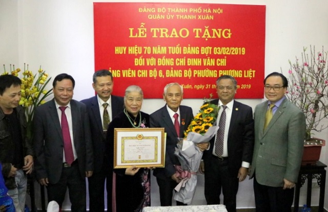 Bí thư Thành ủy Hoàng Trung Hải trao Huy hiệu Đảng cho đảng viên lão thành - Ảnh 2