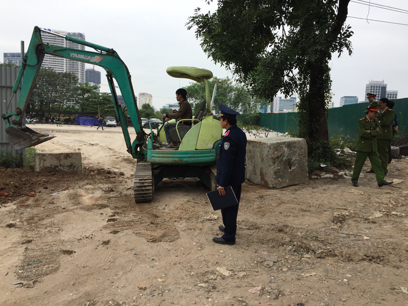 Hà Nội: Đóng cửa bãi xe không phép tại số 52 Phạm Hùng - Ảnh 1