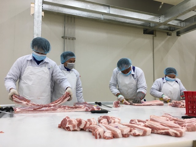 Người Việt tiêu thụ khoảng 3,8 triệu tấn thịt lợn mỗi năm - Ảnh 1