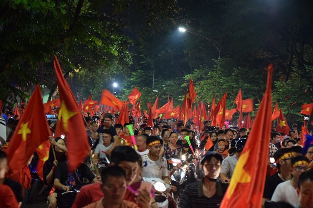 CĐV cả nước ngất ngây với chiến thắng lịch sử của Olympic Việt Nam - Ảnh 7