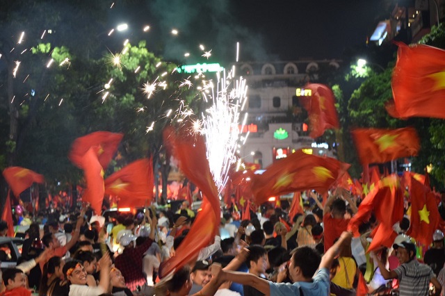 CĐV cả nước ngất ngây với chiến thắng lịch sử của Olympic Việt Nam - Ảnh 9