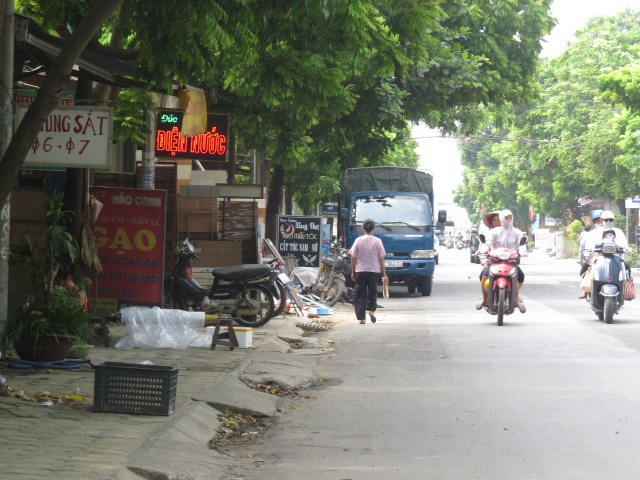 Tại huyện Mê Linh: Người dân biến vỉa hè thành nơi kinh doanh - Ảnh 1