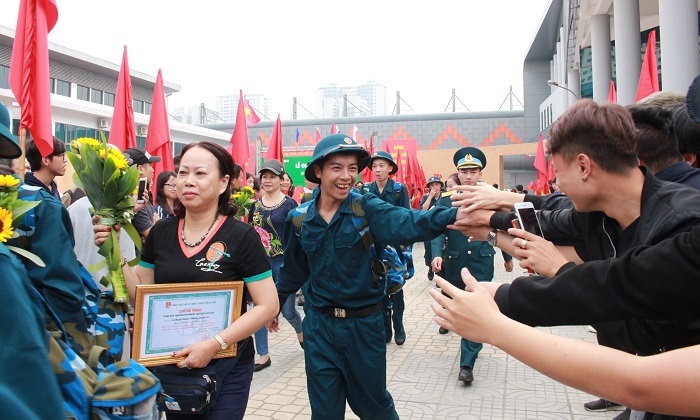 Trưởng Ban Tuyên giáo Thành ủy động viên thanh niên quận Hoàng Mai lên đường nhập ngũ - Ảnh 2