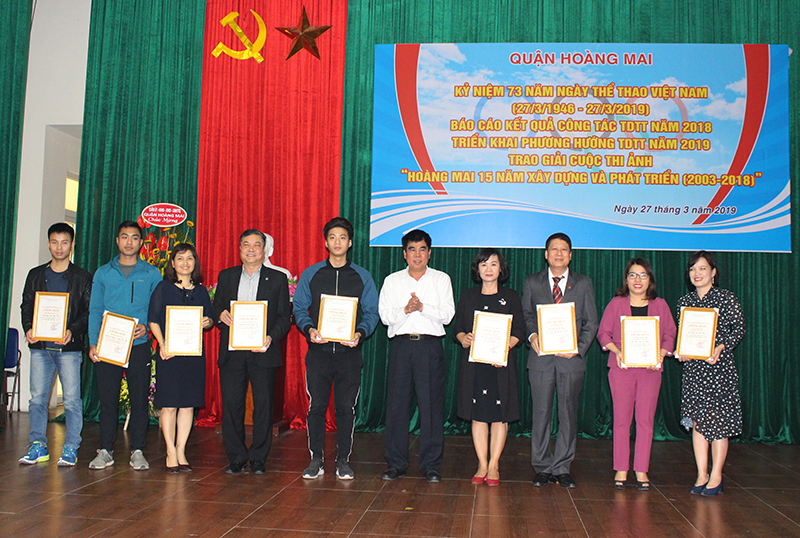 Hoàng Mai trao giải Cuộc thi ảnh kỷ niệm 15 năm thành lập quận - Ảnh 1