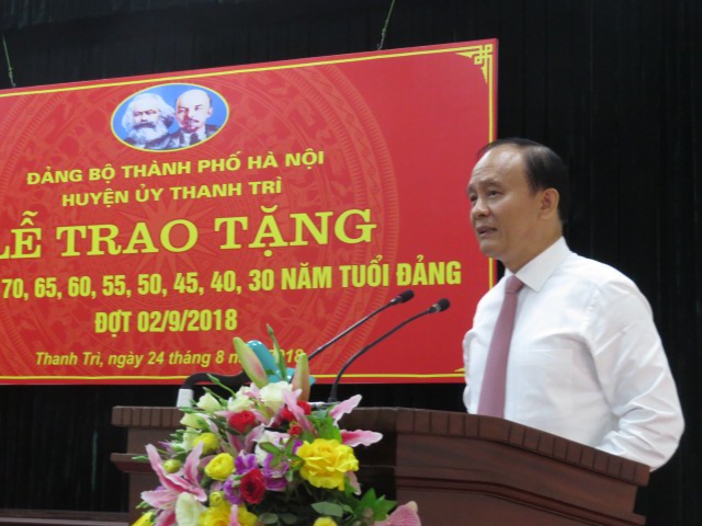 Trao Huy hiệu Đảng cho 233 đảng viên huyện Thanh Trì - Ảnh 2