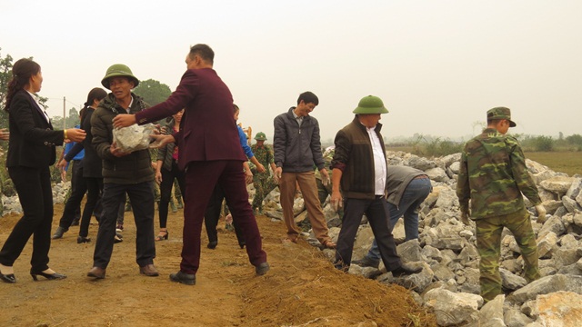 Người dân cùng đồng hành xây dựng tường rào quanh sân bay Miếu  Môn - Ảnh 5