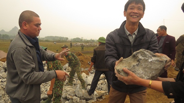 Người dân cùng đồng hành xây dựng tường rào quanh sân bay Miếu  Môn - Ảnh 3