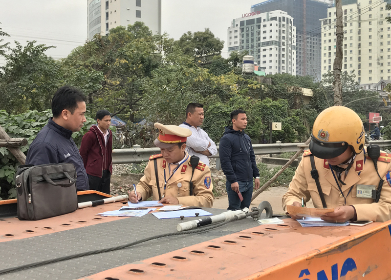 Hà Nội: Phạt gần 50 xe “rùa bò” trên đường Kim Đồng - Ảnh 1